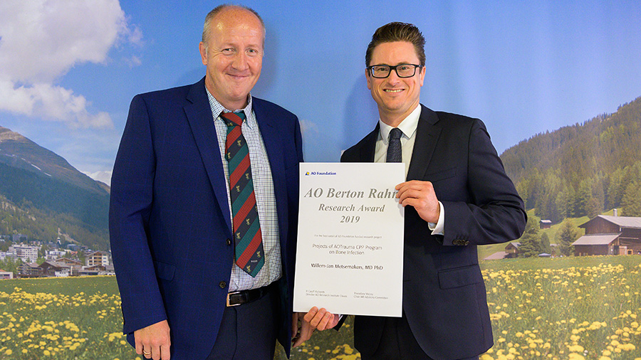 Willem-Jan Metsemakers receiving the Berton Rahn award