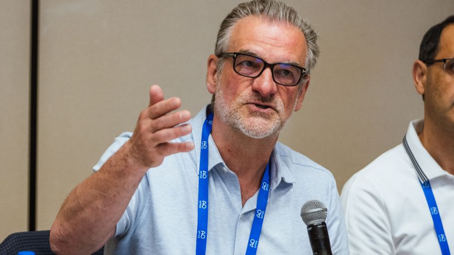 Marcel Dvorak speaking at an AO Spine Knowledge Forum Trauma meeting