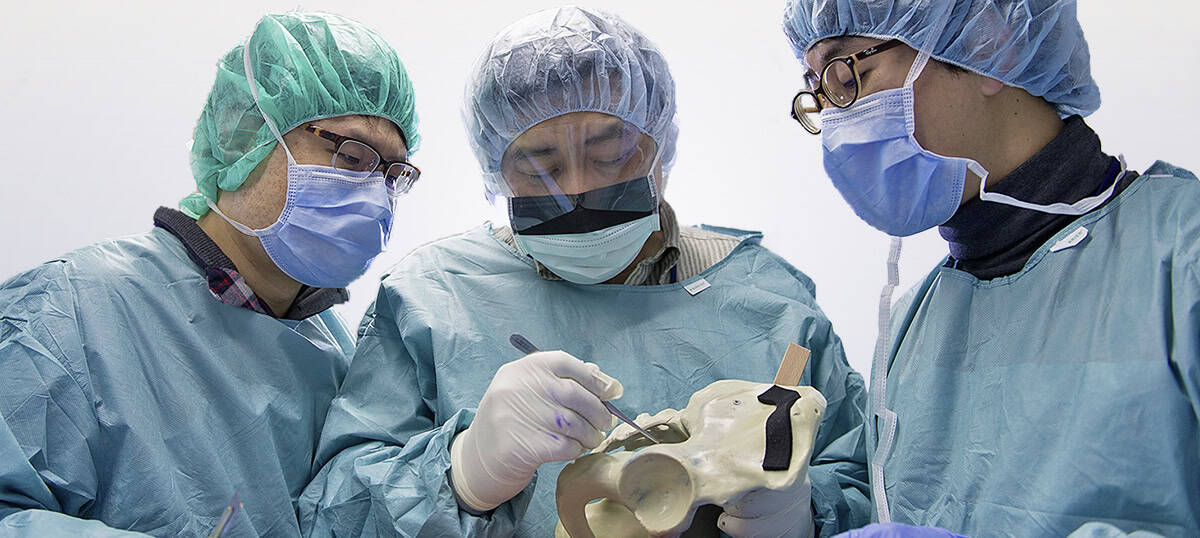 Trauma surgeons discussing a case at an AO Trauma educational event.