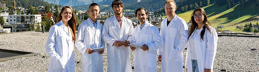 Group of students on the roof of Spital Davos: Students and residents now receive a 50 percent discount on a one-year AO Trauma membership